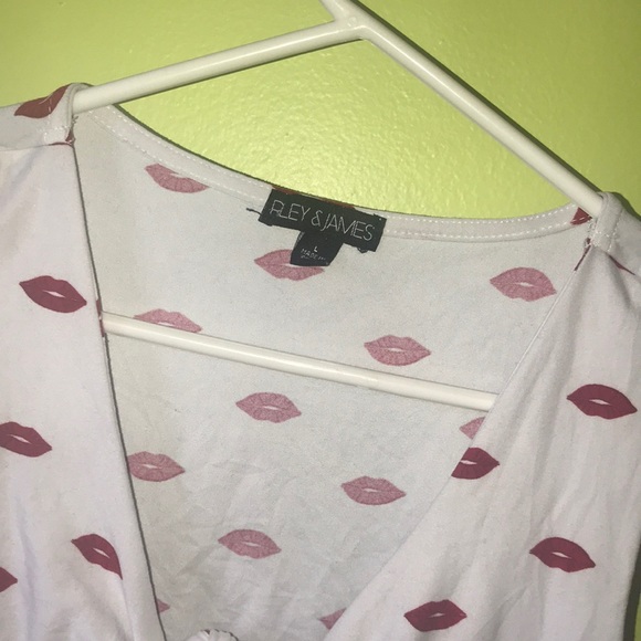 It’s an beautiful crop top with red and white - Picture 4 of 6